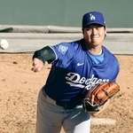 　ブルペンで投球練習するドジャース・大谷＝１８日、デンバー