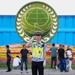 　上海協力機構首脳会議が開かれる会場付近を警戒する警察官＝３１日、中国天津市（共同）