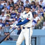　ダイヤモンドバックス戦の３回、ファウルを打ち声を上げるドジャース・大谷＝ロサンゼルス（共同）