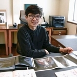 　絵本「赤い日　じいちゃんの見た戦争」の作者、長田真作さん＝７月、東京都世田谷区