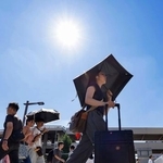 　名古屋市で日傘を差して歩く人たち。最高気温４０度を観測した＝３１日午後
