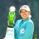 　通算１２アンダーで優勝し、トロフィーを手に笑顔の鈴木愛＝北海道ＣＣ