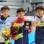 　男子高飛び込みで６度目の優勝を果たした玉井陸斗（中央）＝日環アリーナ栃木