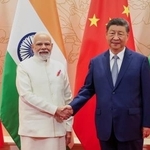 　インドのモディ首相（左）と中国の習近平国家主席＝３１日、中国・天津（インド首相府提供、ＡＰ＝共同）