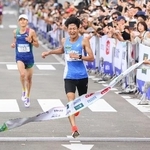 　男子を２時間１１分３６秒で制した上門大祐＝札幌市