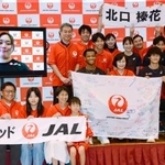 　陸上の世界選手権に向けたＪＡＬの壮行会で、写真に納まる男子１１０メートル障害の村竹ラシッド（中央）ら＝３１日、東京都品川区