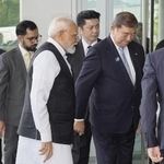 　石破首相（右）とインドのモディ首相＝８月３０日午後、宮城県大和町