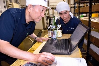 　「もろみエール」を活用する杜氏の王礦生さん（左）＝５月、愛知県豊橋市