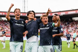 　スパルタ戦でゴールを決め、喜ぶフェイエノールトの上田綺世（左から２人目）＝ロッテルダム（ゲッティ＝共同）