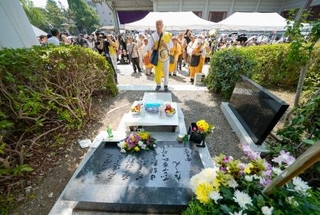 　関東大震災時に虐殺された朝鮮人らの追悼碑（手前）＝１日午前、東京都墨田区の都立横網町公園