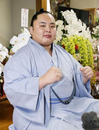 　大相撲秋場所の番付が発表され、ポーズをとる琴勝峰＝１日、千葉県松戸市の佐渡ケ嶽部屋