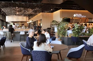 　開業した商業エリアのフードコート＝１日午後、東京都港区