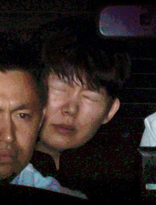 　警視庁世田谷署に入るパク・ヨンジュン容疑者（奥）＝１日午後７時１０分