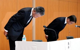 　新浪剛史会長の辞任について、記者会見で頭を下げるサントリーＨＤの鳥井信宏社長（左）と山田賢治副社長＝２日午後、東京都港区