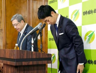 　石井章氏の公設秘書給与詐欺事件について、記者会見で陳謝する日本維新の会の藤田共同代表（右）＝２日午後、国会