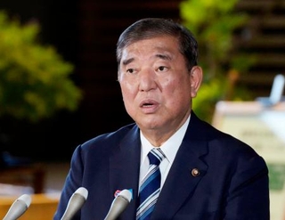 　自民党の両院議員総会後、記者団の取材に応じる石破首相＝２日午後、首相官邸