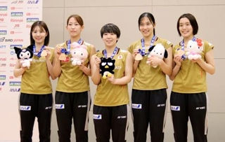 　バドミントンの世界選手権から帰国し、撮影に応じる（左から）志田千陽、松山奈未、山口茜、中西貴映、岩永鈴＝２日、東京都大田区