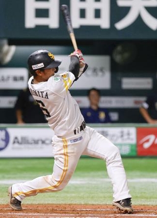 　８回ソフトバンク２死三塁、今宮が左前に勝ち越し打を放つ＝みずほペイペイドーム