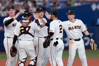 　ヤクルトに勝利し、タッチを交わす泉口（右端）ら巨人ナイン＝京セラドーム