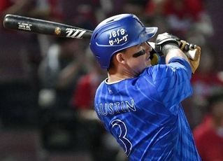 　２回ＤｅＮＡ２死一塁、オースティンが左中間に２ランを放つ＝マツダ