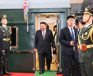 　専用列車で北京に到着した北朝鮮の金正恩朝鮮労働党総書記（中央）＝２日（新華社＝共同）