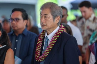 　日本の降伏文書調印８０年の式典に参列する、重光葵元外相の孫の進さん＝２日、米ハワイ州真珠湾の埠頭（ロイター＝共同）