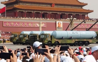 　北京の天安門前をパレードする潜水艦発射弾道ミサイル（ＳＬＢＭ）「巨浪３」＝３日（共同）