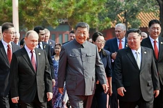 　抗日戦争勝利８０年記念行事に出席した中国の習近平国家主席（中央）とロシアのプーチン大統領（左）、北朝鮮の金正恩朝鮮労働党総書記＝３日、北京（タス＝共同）