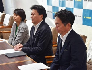 　自民党道連が総裁選前倒し実施を求める方針を全会一致で決めたと明らかにする武部新文科副大臣（中央）ら＝３日午後、札幌市