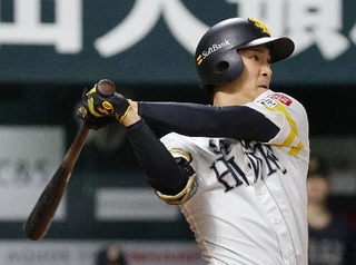 　２回ソフトバンク１死満塁、柳町が中前に２点打を放つ＝みずほペイペイドーム