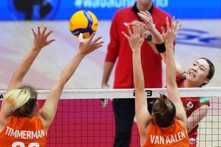 　準々決勝のオランダ戦でスパイクを打つ石川＝バンコク（ＡＰ＝共同）
