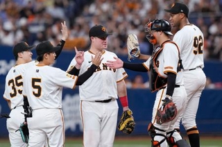 　ヤクルトに勝利し、タッチを交わす巨人ナイン＝京セラドーム