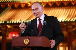 　３日、北京の釣魚台迎賓館で記者会見するロシアのプーチン大統領（タス＝共同）