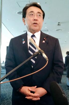 　羽田空港で記者団の取材に応じる赤沢経済再生相＝４日午前