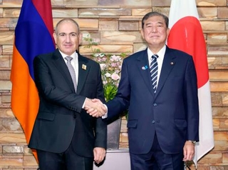　アルメニアのパシニャン首相（左）と握手する石破首相＝４日午前、首相官邸
