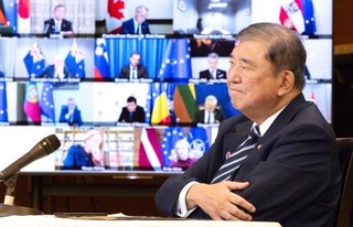 　ウクライナ支援の有志国連合首脳会合にオンライン出席した石破茂首相＝４日午後、首相公邸（内閣広報室提供）