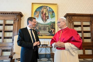 　イスラエルのヘルツォグ大統領（左）と面会するローマ教皇レオ１４世＝４日、バチカン（Ｃ）Ｖａｔｉｃａｎ　Ｍｅｄｉａ提供・共同）