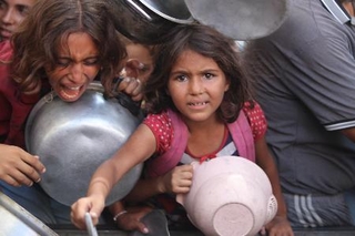 　４日、パレスチナ自治区ガザの難民キャンプで食料配給を待つ子ども（ゲッティ＝共同）