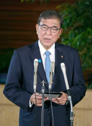 　日米関税合意に関して、記者団の取材に応じる石破首相＝５日午前、首相官邸