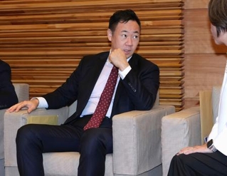 　閣議に臨む鈴木法相＝５日午前、首相官邸
