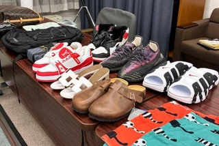 　知的財産権を侵害するとして税関で輸入を差し止められた模倣品＝５日午後、財務省