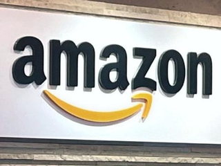 　アマゾンジャパン本社に掲げられたロゴマーク＝２０２４年１１月、東京都目黒区
