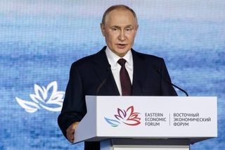 　５日、ロシア・ウラジオストクで開かれた東方経済フォーラムで演説するプーチン大統領（タス＝共同）