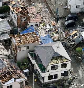 　激しい突風で被害を受けた住宅地＝５日午後４時４分、静岡県牧之原市（共同通信社ヘリから）