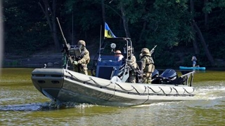 　ウクライナ・キーウ州で報道陣に公開された、国防省情報総局のボート＝４日（共同）