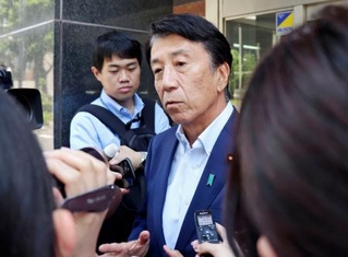 　記者団の取材に応じる自民党の斎藤前経産相＝６日午前、千葉市中央区
