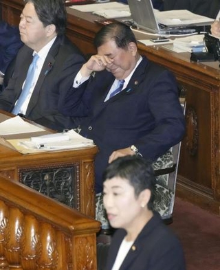 　参院本会議で立憲民主党の辻元清美代表代行（手前）の代表質問を聞く石破茂首相（奥右）＝２０２４年１２月