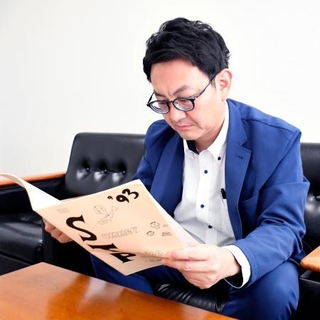 　小林順子さんの課外授業で使ったテキストを読み返す斎藤拓也さん＝８月、新潟市