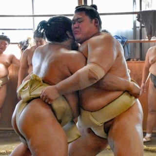 　境川部屋へ出稽古し、相撲を取る横綱大の里（右）＝東京都足立区