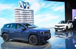 　ドイツ・ミュンヘンの「ＩＡＡモビリティ」で報道陣に披露されたＢＭＷの新型ＥＶ「ｉＸ３」＝８日（共同）